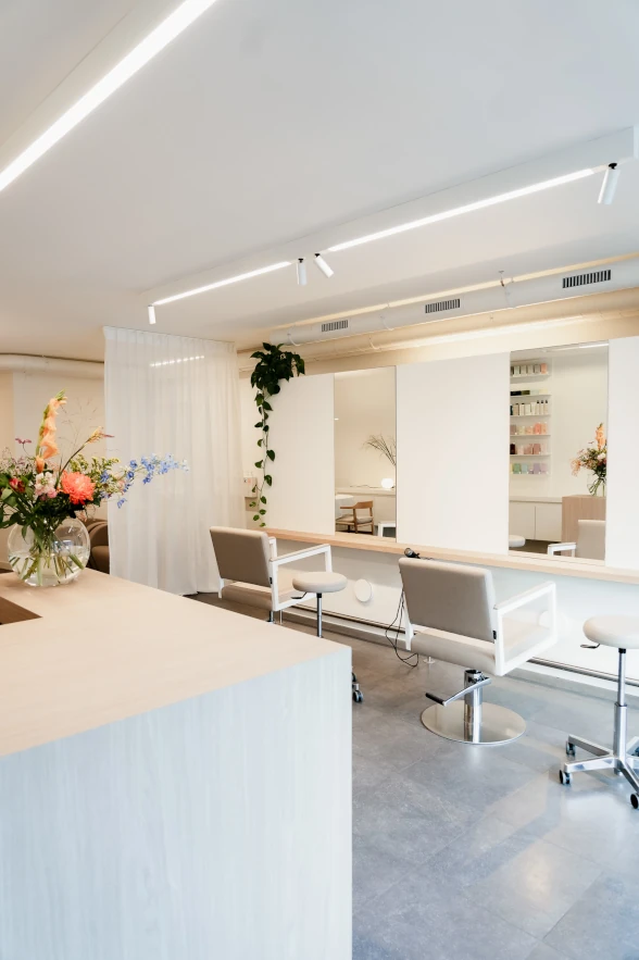 Salon van Bles Haircare. Er zijn kapperstoelen en spiegels.