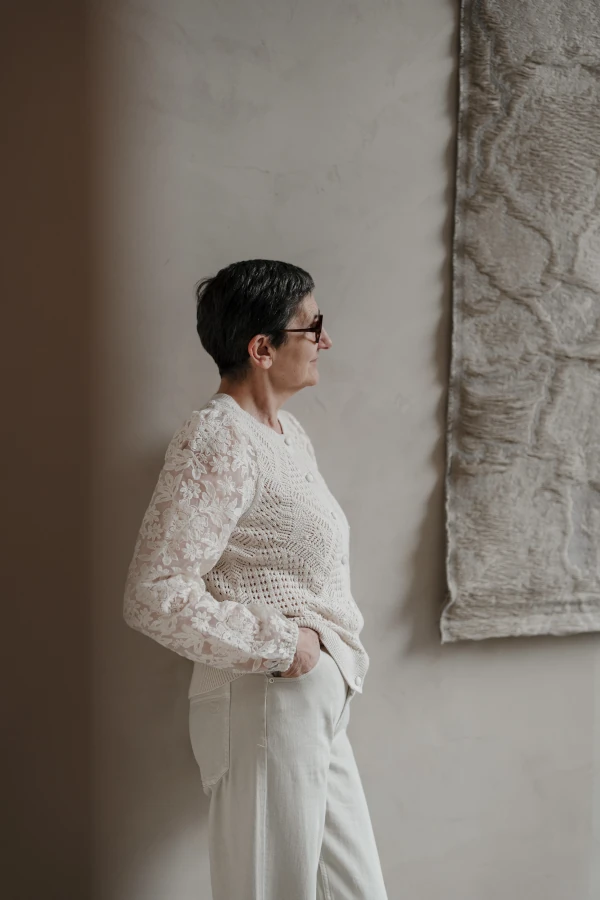 Vrouw in lichte kleding die naar rechts kijkt