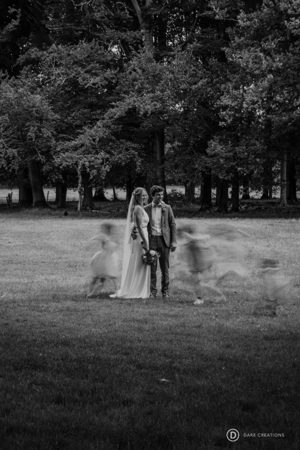 Trouwend koppel met kinderen die er rond lopen.