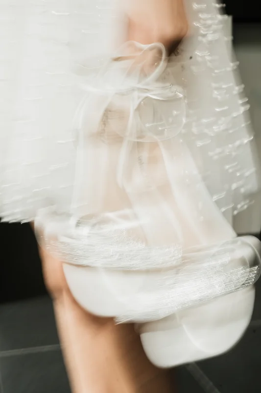Een vrouw die haar schoenen draagt.